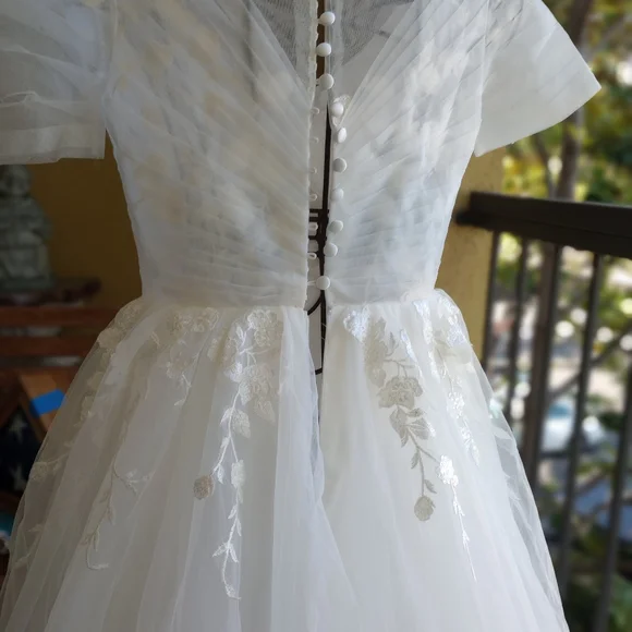 Elegant White, Tulle and Organza Wedding Gown - Picture 5 of 11